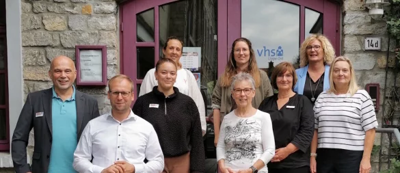 Im Jobcenter Barntrup werden jetzt jetzt noch mehr Angebote gebündelt. Das freut auch Bürgermeister Borris Ortmeier (zweiter von links). - © Kreis Lippe