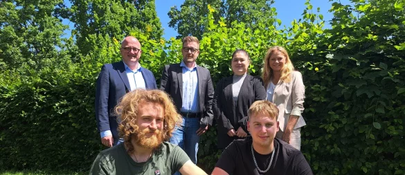 Die beiden Azubis (vorne von links) Marvin Mehl und Benny Lukas mit (hinten von links) Dirk Menzel (Vorstand Lippe Bildung) sowie Moritz Lippa, Natalie Görlitz und Renate Budde (alle Netzwerk Lippe). - © Carolin Brokmann-Förster