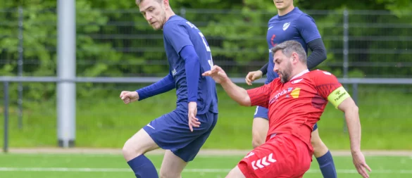 Insgesamt sieben Spieler liefen für den TuS Asemissen im Spiel gegen den TSV Horn auf. In dieser Szene schießt TSV-Kapitän Cihat Keles (rot) von der Strafraumgrenze auf das Gästetor. Tobias Gröschl vom TuS Asemissen kann nicht eingreifen. - © Egon Penner