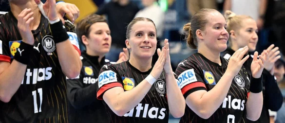 Blombergs Linksaußen Alexia Hauf (Nummer 31) im Kreis ihrer Nationalmannschafts-Kolleginnen. - © Mathias M. Lehmann