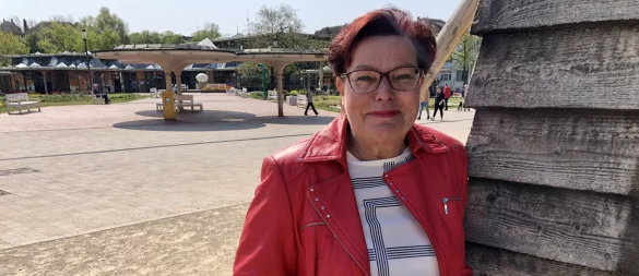 Sabine Reinknecht steht am Gradierwerk in Bad Salzuflen, hinter ihr liegt das Kurgastzentrum. - © Sven Kienscherf