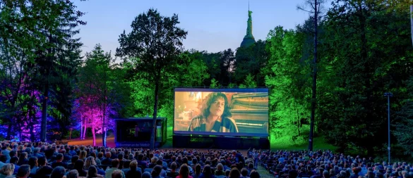 Mondscheinkino am Hermannsdenkmal: Besucher genießen Filmvorführungen unter freiem Himmel inmitten malerischer Naturkulisse. - © Archivfoto: Landesverband Lippe