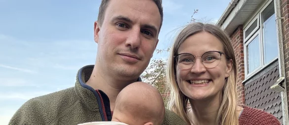 Luka und Daniel Hawkins mit ihrem Baby Ruben, dessen Geburt in Herford zur bürokratischen Herausforderung wurde. - © Familie Hawkins