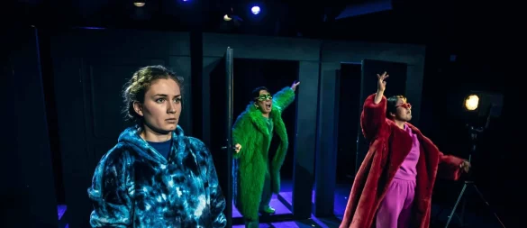 Im Jungen Theater feierte das Stück "Viel zu Feel" Premiere. - © Landestheater Detmold / Marc Lontzek