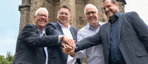 Top, die Wette gilt. Die Lippische Landes-Zeitung und der Gewerbeverein Detmold wetten gegen Landesverband und Stadt Detmold, dass sie es schaffen, 150 Menschen mit dem Namen Hermann ans Denkmal zu holen. Das Bild zeigt (von links) LZ-Chefredakteuer Dirk Baldus, Detmolds Bürgermeister Frank Hilker, Christian Schmidt (Vorsitzender der Detmolder Werbegemeinschaft "Die Händler") sowie Marcos Canosa, Kämmerer des Landesverbandes. - © Torben Gocke