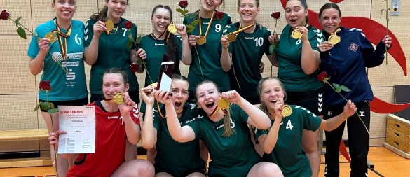 Riesenjubel bei den Schülerinnen der TuS Helpup. Korbfrau und Spielführerin Anna Horenburg (unten links) präsentiert die Urkunde. - © TuS Helpup