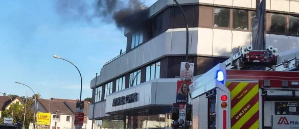 Schon bei Ankunft der Feuerwehr dringt dichter Rauch aus dem Obergeschoss. - © Feuerwehr Lage