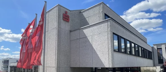 In der Sparkassen-Filiale in Blomberg, vormals der Hauptgeschäftsstelle der Stadtsparkasse Blomberg, sind ein SB-Terminal und ein Geldautomat abgebaut worden. Die Sparkasse Paderborn-Höxter-Detmold argumentiert mit verändertem Kundenverhalten. - © Silke Buhrmester