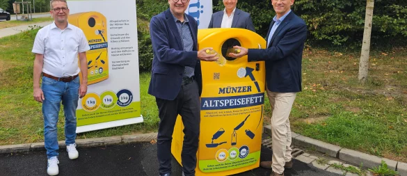 Der städtische Geschäftsbereichsleiter Dennis Ortmeier (von links), Bürgermeister Markus Baier, Walter Sattlberger (Firma Münzer) und Münzer-Vertriebsleiter Albert Bechtoldt zeigen, wie sich an den neuen Sammelboxen Altspeisefett entsorgen lässt. - © Alte Hansestadt Lemgo