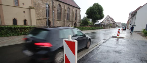 Die Stiftstraße in Lemgo ist wieder frei, die Bauarbeiten sind beendet, auch wenn noch ein paar Baken stehen. - © Jens Rademacher