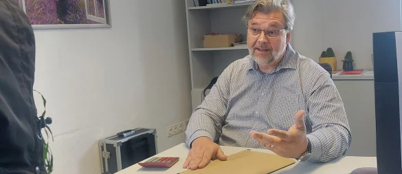 Rainer Bartonitschek ist Schuldner- und Insolvenzberater beim Caritasverband für den Kreis Lippe und die Stadt Bad Pyrmont. Im Jahr hat er etwa 100 Langzeit- sowie zusätzlich 250 Kurzzeitberatungsfälle, wie er sagt. - © Michaela Weiße