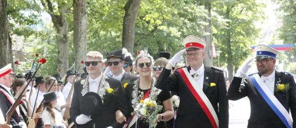 König René I. und Königin Denise I. führen den großen Festumzug durch die Stadt. - © Juliana Szabo