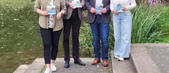 Arbeiten weiterhin zusammen: Linda Waldeyer und Markus Heidebrecht vom Zukunftsnetz Mobilität NRW, Bürgermeister Friso Veldink und Sarah Frevert (von links). - © Gemeinde Dörentrup