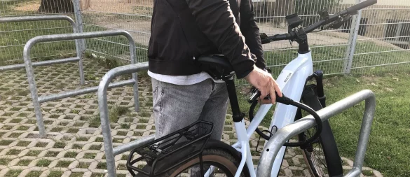 E-Bike-Fahrer in Lemgo sichern ihre Räder aus Sorge vor Diebstahl besonders sorgfältig. - © Chiara Wibbeke