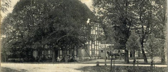 Eine Postkarte, die den Kreuzkrug im Jahr 1906 zeigt. Seit seiner Wiedereröffnung als Gasthaus im Jahr 1896 war das Lokal wieder ein beliebtes Ausflugsziel. - © Lippische Landesbibliothek