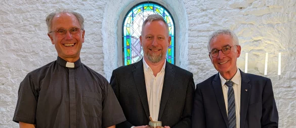 Pfarrer Dr. Dr. Markus Jacobs (links) und Reinhard zum Hebel (rechts) begrüßen Karsten Hentschel. - © St. Elisabeth Stiftung