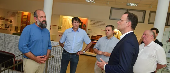 Vor kurzem hat Museumsleiter Kornelius Ens (links) Jens Spahn und der CDU-Delegation das Museum für russlanddeutsche Kulturgeschichte vorgestellt. Auch Heinrich Zertik (rechts) war beim Besuch dabei. Ens will das Museum für keine poltische Seite missbraucht sehen, betont er. - © Nicole Ellerbrake
