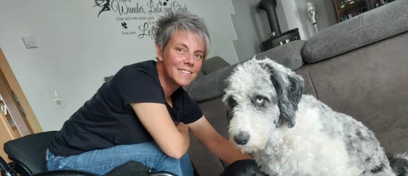 Die Borgentreicherin Claudia Tauchert und ihre Hunde: Therapiebegleithund Nana mit dem schwarzen Fell und Milo, in dem ein Australian Shepherd und ein Königspudel stecken. Er soll jetzt in die Ausbildung. Im Haus lebt auch noch „der Floh“, sagt Tauchert. „Ein 13-jähriger Shih Tzu in Rente und der frechste von allen.“ Foto: Dieter Scholz - © Dieter Scholz