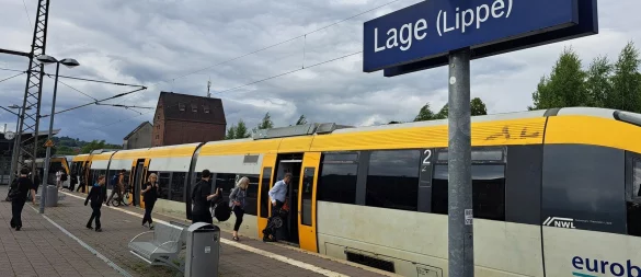 Die Eurobahn wird im Herbst 2025 und im Frühjahr 2026 erneut mehrere Wochen nicht wie geplant verkehren, weil Strecken gesperrt werden. Am Bahnhof in Lage wird am elektronischen Stellwerk gearbeitet. - © Carolin Brokmann-Förster