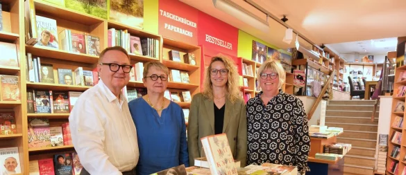 Abschied und Willkommen: (von links) Alfred und Regine Westermann, Nina Hugendubel und Sabine Deppenmeier im Buchhaus am Markt, das ab August eine Filliale von Hugendubel werden wird. - © Sven Koch