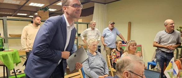 Am Wahlabend hat Bürgermeister Matthias Kalkreuter bei den Grünen im Büro an der Langen Straße vorbeigeschaut. Zu dem Zeitpunkt lag sein Ergebnis über 50 Prozent, doch wenig später stand fest, es wird eine Stichwahl mit Frederik Topp (CDU) geben. Und dann ist da die AfD, die eine Klage ankündigt. - © Astrid Sewing