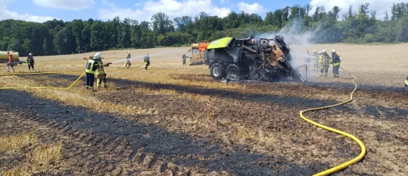 Eine Ballenpresse ist nach einem Feldbrand bei Falkenhagen völlig zerstört. - © Feuerwehr Lügde
