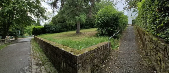 Die Fläche, um die es geht, liegt direkt hinter dem Parkplatz an der Südstraße. Auf der anderen Seite befindet sich die Grundschule. - © Lorraine Brinkmann