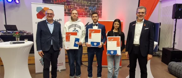 Bürgermeister Markus Baier (links) und Klaus Drücker (Sparkasse Lemgo, rechts) haben Mattis Löfflad, Holger Rehm und Chiara Zagorny (von links) für ihr ehrenamtliches Engagement geehrt. - © Stadt Lemgo