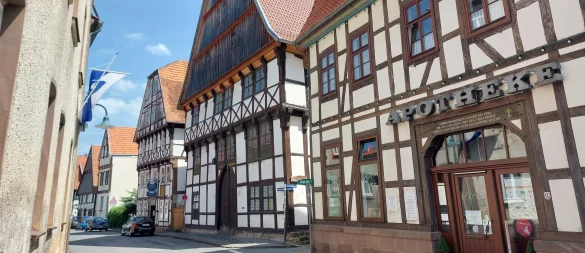 Markantes Fachwerk: Um das Jahr 1513 war das Arnoldihaus, ein Ackerbürgerhaus in der Warburger Altstadt, errichtet worden. Seit 1976 wird es als Pfarrzentrum genutzt. Der hohe Giebel zeigt zur Bernhardistraße, - © Dieter Scholz