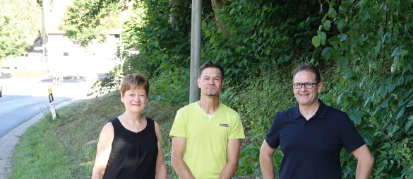 Ulrike Frevert, Dennis Brandt und André Nolting (von links) am Ortseingang. - © Axel Bürger