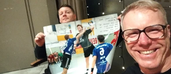 Große Freude: Kristinn Björgulfsson erhält von seinem ehemaligen Teamkameraden aus Augustdorfer Zeiten, Ronny Krüger, das Abschiedsbild überreicht. - © Ronny Krüger