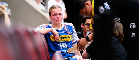 Mit Schmerzen auf der Bank: Blombergs Rückraumspielerin Ida Hoberg. - © Marco Wolf