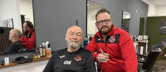 Vater und Sohn: George (l.) und Timm White engagieren sich gemeinsam ehrenamtlich beim Herforder SV. Auch im Friseursalon ist der Verein ein Thema. - © Sevim Hangül