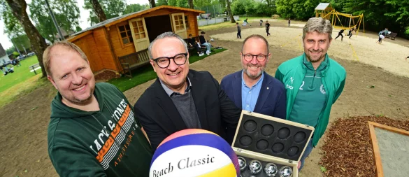 Freuen sich über den neuen Aktivpark neben dem Sportplatz: v.l. Waldemar Voth (Vorsitzender des VfB Matorf), Bürgermeister Markus Baier, Jörg Düning-Gast (Verbandsvorsteher des Landesverbandes Lippe), Nikolai Derksen (2. Vorsitzender des VfB Matorf) - © Nicole Ellerbrake