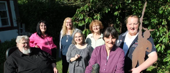 Immer bereit für eine gute Geschichte: die Kalletaler Wortakrobaten mit (von links) Lothar Schröer, Renate Langner-Mädel, Gabi Vößing, Elke Dießner, Katharina Birjukow, Ricarda Koch und Maurice Schröer im Garten der „Erzähldeele“ an der Weser in Erder. Dort sind auch ein Frosch und ein kleiner Hermann zu Hause. - © Jens Rademacher