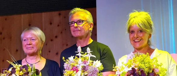 Kontrabassist Fritz Krisse und Schauspielerin Grit Asperger (rechts) erzählen bei ihrem gemeinsamen Auftritt von einer Pendlerin zwischen den Welten. Marion Zumblick zeigt Bilder unter dem Titel „Frauen Power“. Foto: Karin Prignitz - © Karin Prignitz