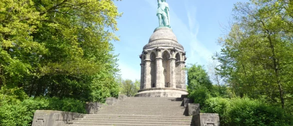 Hermann reckt sein Schwert. - © Landschaftverband Westfalen-Lippe