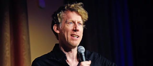 Komiker Christian Schulte-Loh hat lange in London gelebt und performt. Den Unterschied zwischen britischem und deutschen Humor kennt der 46-Jährige daher genau. Sein Publikum in Detmold ist überzeugt. - © Nicole Ellerbrake