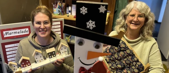 Pädagogin Isabell Kraft und Einriichtungsleiterin Martina Wagner (von links) werben mit einer großen Angebotsvielvalt und hoffen auf viele Besucher zum anstehenden Grünau-Basar. - © Sandra Castrup