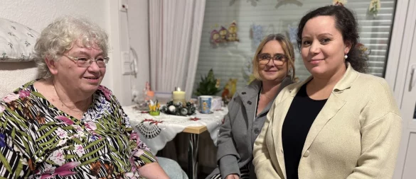 Die Initiatorinnen Jasmin Lühring und Michaela Helmig (von rechts) zu Besuch bei Marianne Karbstein, die das Projekt "Weihnachtsfamilie" richtig toll findet. - © Sandra Castrup