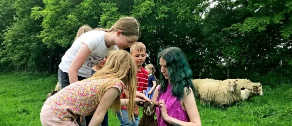 „Ist das süß.“ Die Kinder sind vom kleinen Lämmchen James, das Schäferin Pia Völker hält, vollauf begeistert. - © Heimatverein