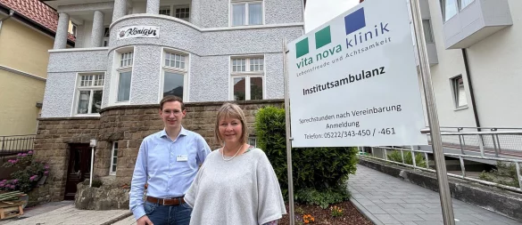 Dr. med. Kristina Linke von der "vita nova klinik" wird zum 1. Oktober in den Ruhestand gehen. Neu im Team ist Dr. Hannes Horter als Leitender Arzt. Die beiden stehen vor der ehemaligen Pension "Villa Königin", in der heute die Institutsambulanz der Privatklinik für Psychiatrie und Psychosomatische Medizin untergebracht ist. - © Thomas Reineke