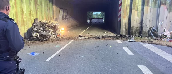 Der Opel Astra des verunglückten 18-Jährigen aus dem Kreis Gütersloh ist vollkommen zerstört. - © Thorsten Heß