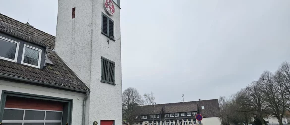 Das Grundstück zwischen Bunter Schule und altem Standort hat die Stadt gekauft. Die Feuerwehr bekommt einen modernen Neubau. - © Astrid Sewing