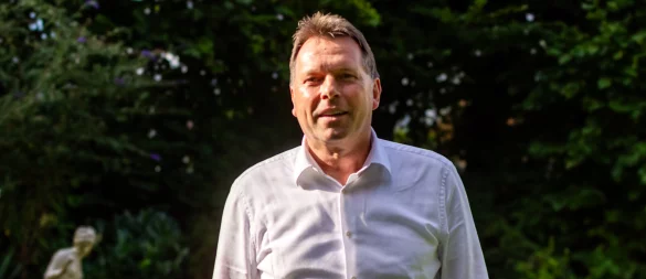 Detmolds Bürgermeister Frank Hilker an seinem Lieblingsplatz in Detmold, dem heimischen Garten. - © Raphael Bartling
