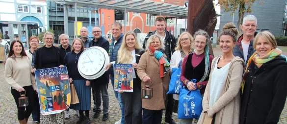Verantwortliche, Geschäftsinhaber, Künstler und Sponsoren stehen auf dem Waisenhausplatz und freuen sich aufs nächste "Moonlight-Shopping". - © Nadine Uphoff