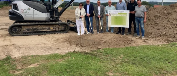 Pünktlich zum 100-jährigen Bestehen freut man sich beim TuS Grastrup-Retzen auf den neuen Kunstrasenplatz: (von links) Bärbel Paetzold (Ortsausschussvorsitzende Retzen, Grastrup, Papenhausen), Andreas Woite (Vorsitzender Stadtsportverband), Dirk Tolkemitt (Bürgermeister), Lothar Johannmeier (Fußballobmann TuS Grastrup-Retzen), Jonas Heidbreder (Gesellschafter Planungsbüro "PS+"), Markus Frobieter), Carsten Hohlt (beide "Stein/Garten/Design e.K."). - © Stadt Bad Salzuflen