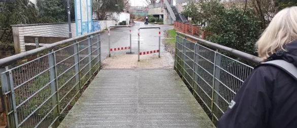 Schräg gestellte Absperrbügel wie hier zwischen Wall und Parkpalette Bruchweg machen das Leben für Radfahrer leichter. Das lobt der ADFC Lippe. - © Werner Kloppmann/ADFC Lippe
