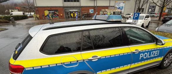 Fahndungskräfte aus zwei Bundesländern umstellten das E-Center "Peters" in Bad Pyrmont. Von den Tätern fehlt bislang jede Spur. - © Ulrich Behmann