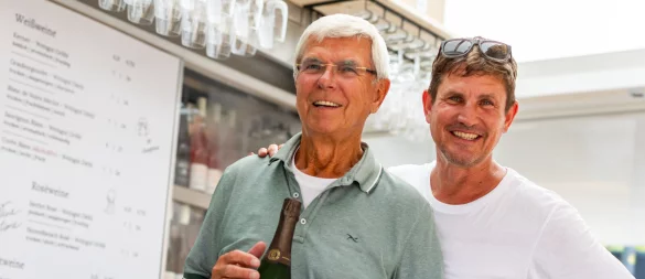 Alf (links) und Jens Eichberger haben zum Winzerfest in Detmold mit dem Crémant D'Alsace Pinot Gris einen ganz besonderen Tropfen im Sortiment. - © Raphael Bartling